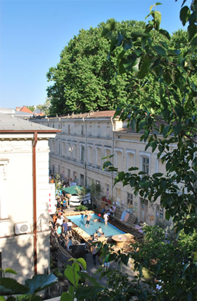 <p><strong>8.</strong> Geçici kamusal yerleştirme: The  Public Bath (Kamusal Banyo), Bükreş, 2012<br />Kaynak: www.studiobasar.ro [Erişim: 28.09.2022] (Fotoğraf: studioBASAR)